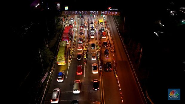 Suasana kendaraan roda empat melintas di Exit Tol Merak, Cilegon, Banten, Jumat, 28/3 dini hari. (CNBC Indonesia/Muhamad Sabki)