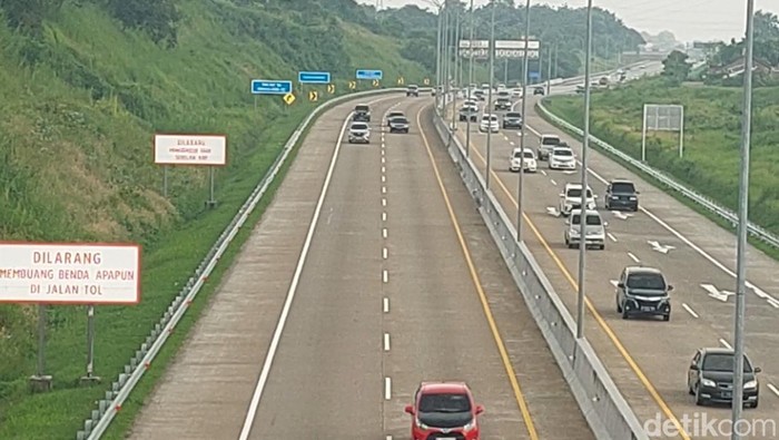 Suasana lalu lintas di Tol Kendal, Jumat (28/3/2025) siang.