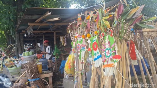 Suasana pedagang bebantenan di Pasar Karang Jasi, Cakranegara, Kota Mataram, Jumat (27/3/2025) jelang Nyepi. (Nathea Citra/detikBali)