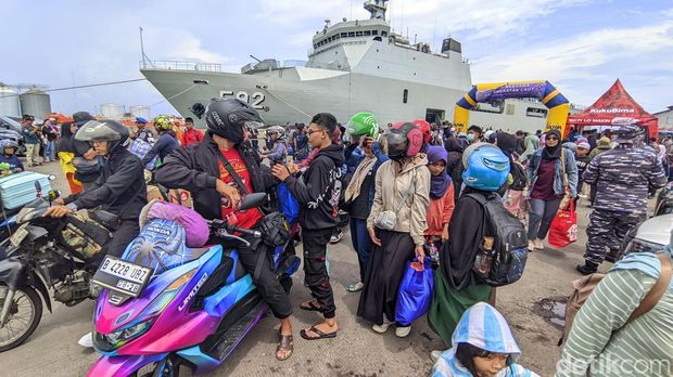 Suasana pemudik yang turun dari kapal perang KRI Banjarmasin saat tiba di pelabuhan Tanjung Emas Semarang, Jumat (28/3/2025).
