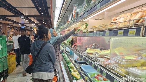 Suasana salah satu supermarket yang dipenuhi pengunjung untuk belanja perbekalan selama Nyepi, Jumat (28/3/2025).