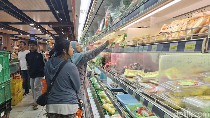 Suasana salah satu supermarket yang dipenuhi pengunjung untuk belanja perbekalan selama Nyepi, Jumat (28/3/2025).