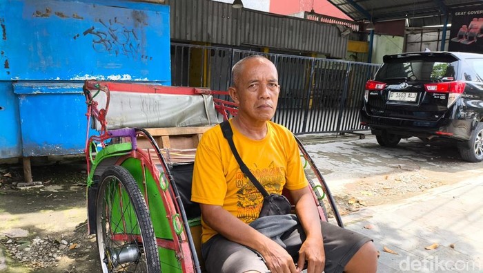 Subandi dan becaknya di Jalan Tuparev, Kecamatan Kedawung, Kabupaten Cirebon