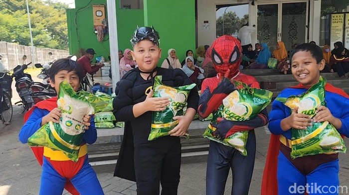 Superhero Cilik Beraksi! Batman, Superman, dan Spider-Man Bagikan Sembako di Sidoarjo