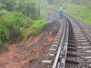 Pijakan Rel di Manonjaya Tasikmalaya Longsor
