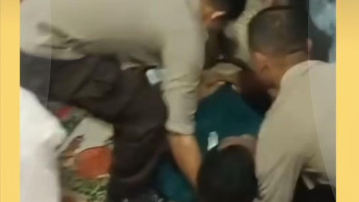 Tangkapan layar anggota Polres Gowa, Aiptu Firdaus dibantu rekan-rekannya ketika tak sadarkan diri saat salat tarawih.