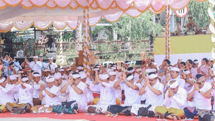 Pemkab Gianyar bersama krama Desa Adat Gianyar menggelar upacara Tawur Agung Kesanga di Catus Pata Perempatan Puri Gianyar, Jumat (28/3/2025).