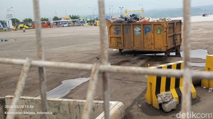 Bak sampah besar di area Terminal Gilimanuk yang penuh sampah, Jumat (28/3/2025).