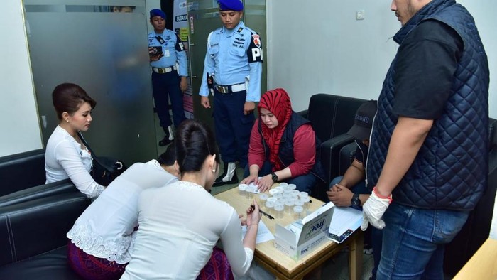 Pramugari Batik Air tengah melakukan registrasi untuk uji tes urine dalam rangka pengujian anti narkoba. Kegiatan ini merupakan hasil kerja sama antara Pusat Polisi Militer Tentara Nasional Indonesia (Puspom TNI) dan Badan Narkotika Nasional (BNN) Provinsi DKI Jakarta, yang berlangsung di Jakarta (HLP).