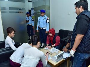 Mudik Lebaran, BNN Lakukan Tes Urine Awak Kabin Batik Air