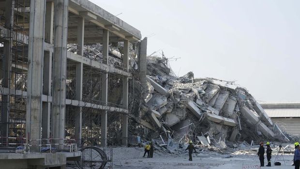 Tim penyelamat bekerja di lokasi gedung tinggi yang sedang dibangun yang runtuh setelah gempa berkekuatan 7,7 skala Richter di Bangkok, Thailand, Jumat, 28 Maret 2025. (AP/Sakchai Lalit)