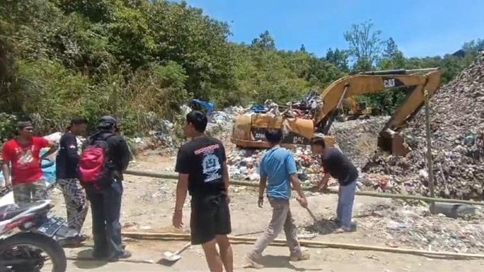 Sejumlah warga menutup jalan masuk Tempat Pemrosesan Akhir (TPA) Salubue di Kabupaten Mamasa, Sulawesi Barat (Sulbar).