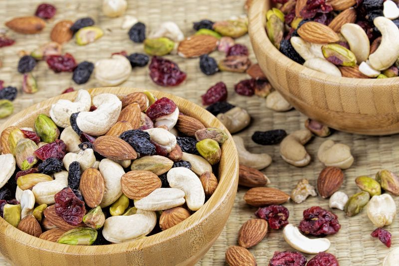 Trail Mix campuran kacang-kacangan dan buah kering.