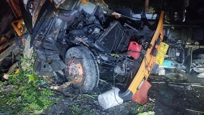 Truk tabrak mobil tangki di Berastagi, Deli Serdang. (Istimewa)