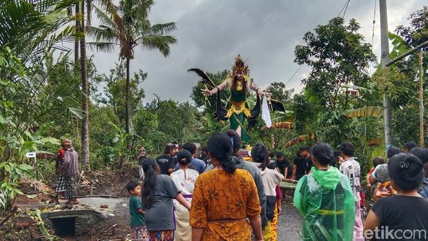 Umat Hindu Desa Sajang Lombok Timur mengarak ogoh-ogoh di Jalan Kampung Baru, Jumat (28/3/2025). (Sanusi Ardi W/detikBali)