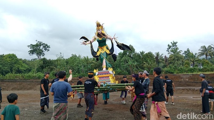Umat Hindu Desa Sajang Lombok Timur mengarak ogoh-ogoh di Jalan Kampung Baru, Jumat (28/3/2025). (Sanusi Ardi W/detikBali)