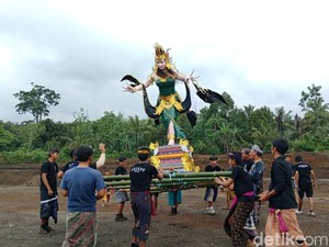 Penguasa Gunung Rinjani, Ogoh-ogoh Putri Anjani Diarak Umat Hindu di Sembalun