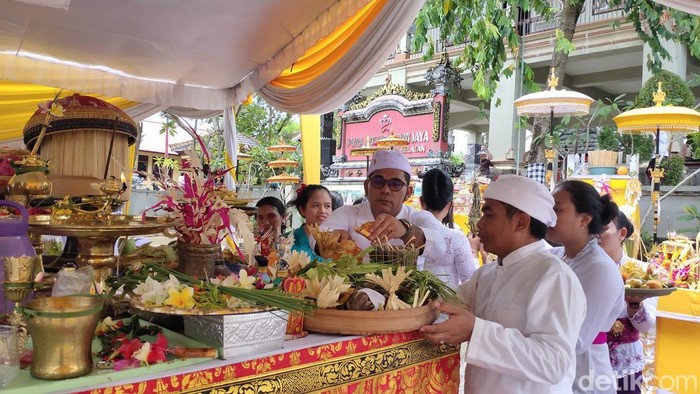 Umat Hindu di Sumsel melaksanakan ritual Tawur Kesanga di Pura Agung Sriwijaya