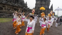 Umat Hindu melakukan pradaksina atau berjalan mengitari Candi Prambanan di Sleman, DI Yogyakarta, Jumat (28/3/2025).