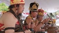 Pemuka agama Hindu memimpin doa saat upacara Tawur Agung Kesanga di kawasan Patung Catur Muka, Denpasar, Bali, Jumat (28/3/2025).