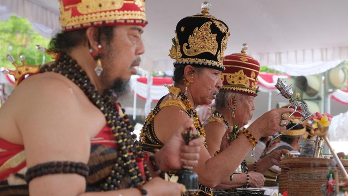 Umat Hindu membawakan Tari Rejang Dewa saat upacara Tawur Agung Kesanga di kawasan Patung Catur Muka, Denpasar, Bali, Jumat (28/3/2025). Upacara yang digelar sehari sebelum Hari Raya Nyepi Tahun Baru Saka 1947 tersebut untuk menjaga keseimbangan dan keharmonisan antara alam semesta dan umat manusia serta menetralisir sifat-sifat jahat supaya menjadi lebih baik. ANTARA FOTO/Nyoman Hendra Wibowo/wpa.