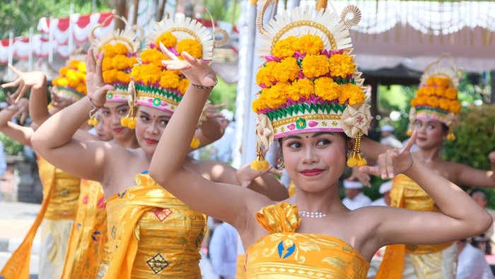 Upacara Tawur Agung Kesanga jelang Nyepi Umat Hindu membawakan Tari Rejang Dewa saat upacara Tawur Agung Kesanga di kawasan Patung Catur Muka, Denpasar, Bali, Jumat (28/3/2025). Upacara yang digelar sehari sebelum Hari Raya Nyepi Tahun Baru Saka 1947 tersebut untuk menjaga keseimbangan dan keharmonisan antara alam semesta dan umat manusia serta menetralisir sifat-sifat jahat supaya menjadi lebih baik. ANTARA FOTO/Nyoman Hendra Wibowo/wpa.