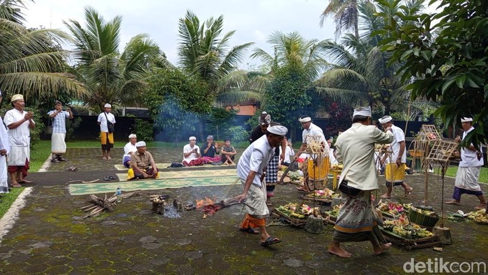 Upacara tawur kesanga di Pura Wira Buwana kompleks Akmil Magelang, Jumat (28/3/2025).