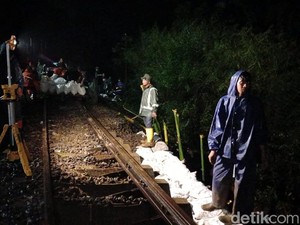 Perbaikan Rel KA yang Longsor di Manonjaya Ditargetkan Selesai Malam Ini