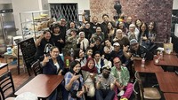 Sebagai perwakilan rakyat, Uya Kuya tak hanya memerhatikan rakyat di dalam negeri saja. Berlibur ke Amerika Serikat disempatkannya untuk menyapa dan makan bersama WNI yang hijrah ke negeri Paman Sam. Foto: Instagram/king_uyakuya