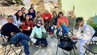 Memiliki anak yang merantau di Amerika Serikat, seolah menghadirkan keluarga baru baginya. Pertemuan undangan makan bersama di Amerika Serikat sering didatangi saat berkunjung. Foto: Instagram/king_uyakuya