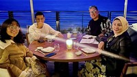Makan malam yang tenang juga menjadi agenda rutin keluarga Uya Kuyam Restoran di tepi pantai dipilih untuk menikmati pemandangan matahari terbenam dan hembusan angin. Foto: Instagram/king_uyakuya