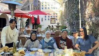 Tak hanya berdua istri, Uya Kuya sesekali mengajak orang tuanya ke Amerika Serikat. Di sana ia berkeliling untuk menyantap makanan enak di restoran populer. Foto: Instagram/king_uyakuya