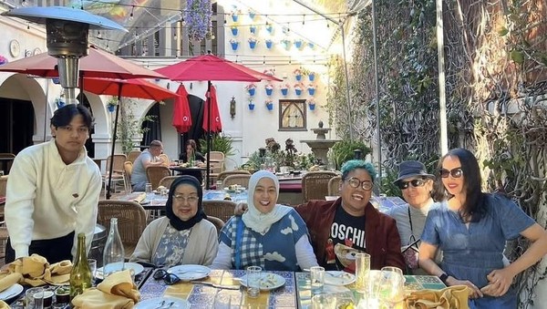 Uya Kuya Kompak Kulineran Bareng Keluarga dan WNI di Amerika Serikat