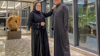 Uya Kuya dan istri, Astrid Kuya, kini aktif mengemban jabatan sebagai anggota DPR. Salah satu kinerjanya yang tengah disoroti ialah memulangkan jenazah Warga Negara Indonesia (WNI) dari Taiwan. Foto: Instagram/king_uyakuya