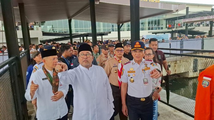 Wagub Jakarta Rano Karno melepas peserta mudik gratis ke Kepulauan Seribu, Jumat (28/3/2025).