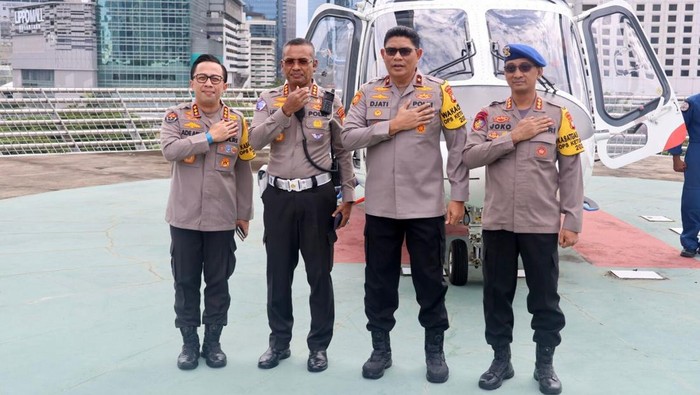 Wakapolda Metro Jaya Brigjen Djati Wiyoto Abadhy didampingi oleh Dirlantas PMJ Kombes Latif Usman, Direktur Polairud PMJ Kombes Joko Sadono dan Kabid Humas PMJ Kombes Ade Ary Syam memantau arus mudik Lebaran 2025 melalui udara. Foto: Dok. Istimewa.
