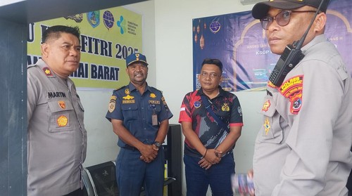 Wakapolres Manggarai Barat Kompol Martinus Pake (kiri) meninjau pengamanan Posko Lebaran di Pelabuhan Marina, Labuan Bajo, Jumat (28/3/2025).