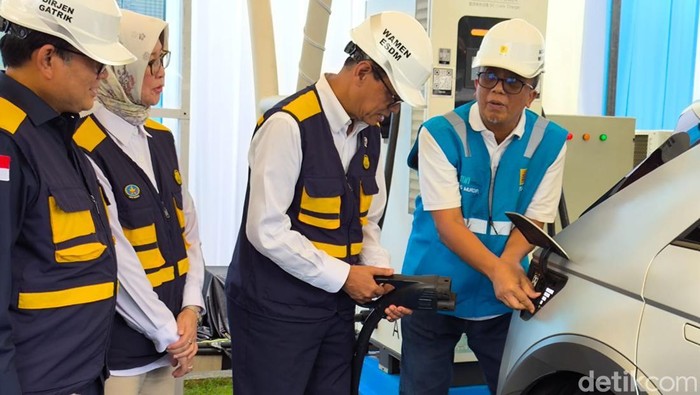 Wamen ESDM Yuliot Tanjung saat melakukan kunjungan kesiapan pasokan listrik dan SPKLU di PLN UP3 Cirebon