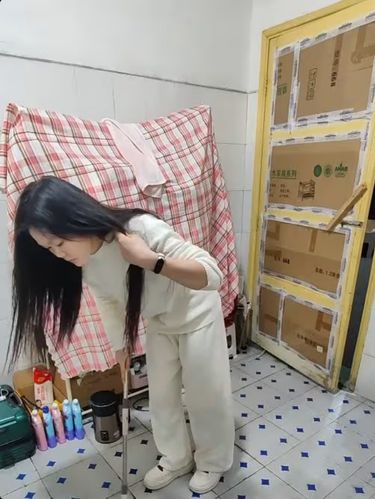 Wanita China Tinggal di Toilet