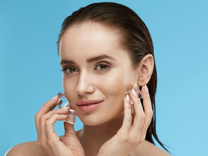 Wanita dan Es Batu Beauty Treatment. Woman With Ice Cubes. Beautiful Girl Using Ice On Skin. High Quality