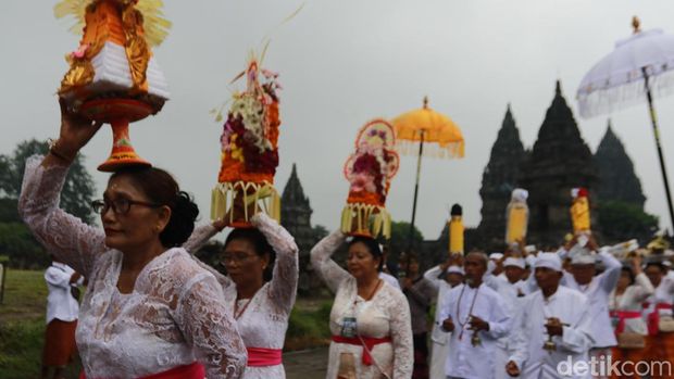 Wapres Gibran Rakabuming menghadiri perayaan Tawur Agung Kesanga di Candi Prambanan, Jumat (28/3/2025).
