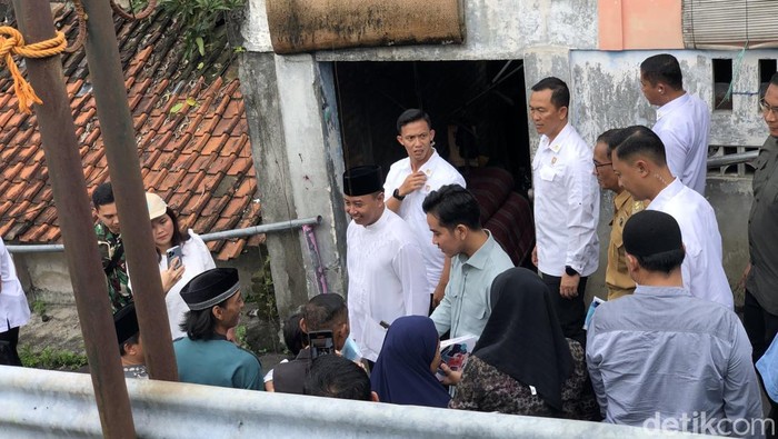 Wapres Gibran Rakabuming Raka meninjau proyek renovasi pasar Terban, Jumat (28/3/2025).
