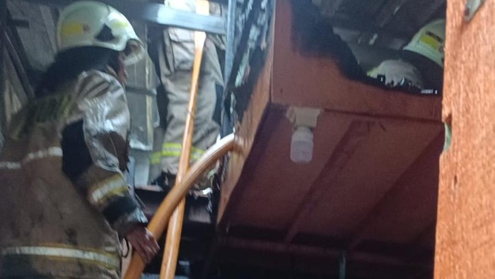 Warung gorengan terbakar di Koja, Jakarta Utara pada Jumat (28/3/2025).
