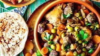Makan bersama saat Lebaran di Algeria pasti ada menu couscous, tagine hingga chakhchoukha yang kaya rempah dan unik. Foto: Baytalfann/iStock