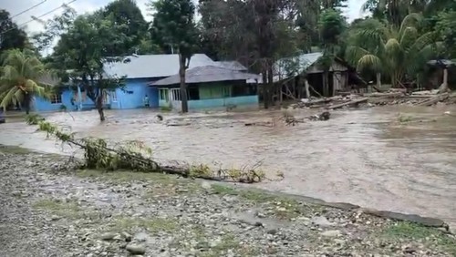 13 rumah di Desa Tuakau, Kecamatan Fatuleu Barat, Kabupaten Kupang, NTT, terendam banjir luapan Sungai Siumulo, Sabtu (29/3/2025). (Dok Pemdes Tuakau)