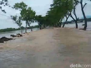 Hujan Intensitas Tinggi, Khofifah Ingatkan Pemudik Hati-hati di Area Wisata