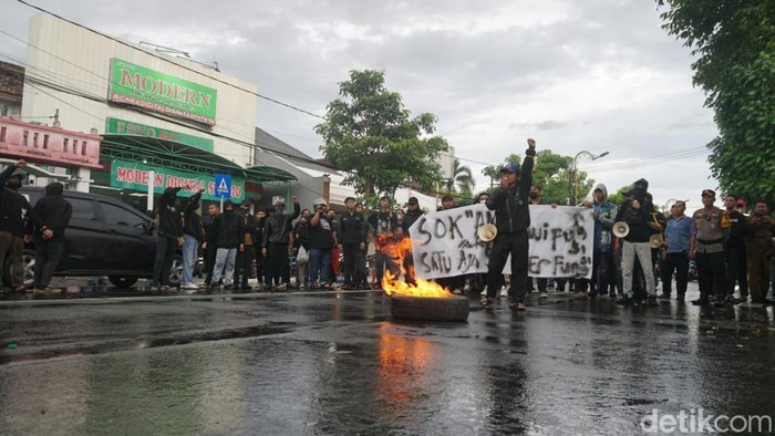 akar Ban-Sulut Petasan di Demo Tolak UU TNI, Mahasiswa Jombang Hanya Ditemui 2 Anggota DPRD