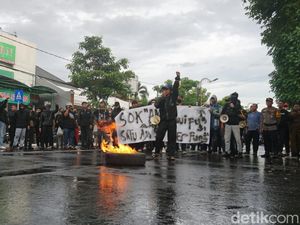 Tolak UU TNI Diwarnai Bakar Ban, Mahasiswa Jombang Ditemui 2 Anggota DPRD