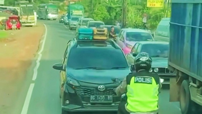 Aksi polisi pukul mundur pengendara yang nekat lawan arus di Banyuasin.