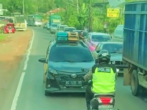 Aksi Polisi Pukul Mundur Pemudik Lawan Arus Saat Macet di Jalan Banyuasin